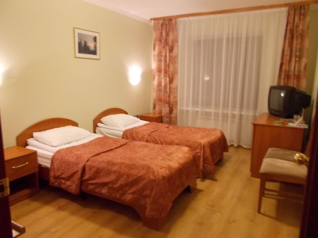 お部屋・・・も　そんな風。で　最低限の　モノ！だけ。<br />でも、　「暖房が　入り、　ふわふわ！ベッド・・・が　あるだけ」で<br />十分　有り難い！デスヨネ。　