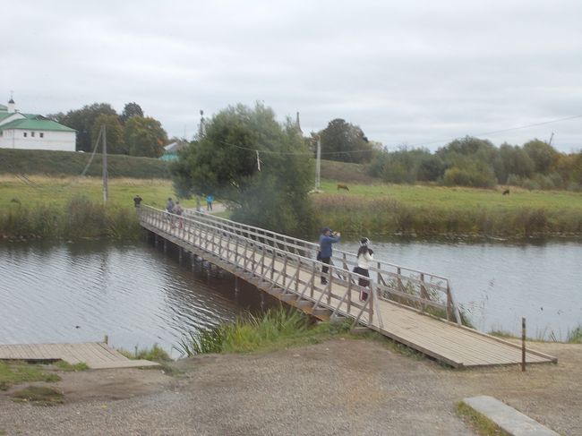 「おとぎの　国」みたい・・・な　小さな　木橋。<br /><br />私達も　渡って・・・。　<br />「クレムリン」へ・・・と　参りましょう。