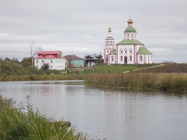 のどか！な　「中世・・・と　変わらない！　風景」が　広がる。<br />『　スズダリ　』　は、　「中世時代の　屋外・博物館」とも・・・いわれいてる。<br /><br />「カーメンカ川」の　向こう！にも　<br />「またもや・・・　修道院　？」