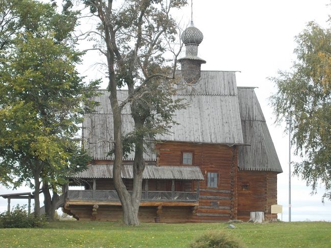 こ～んな　「全て！が　木造・・・って　建築物」も<br />「ロシアらしい」ですよね。<br /><br />高～い！木々・・・が　揺れる　向こう側。に<br />「立派！な　木造だけ・・・で　作られた　建物」。<br /><br />広大！な　「ロシア・・・の　平原」を　連想させます。