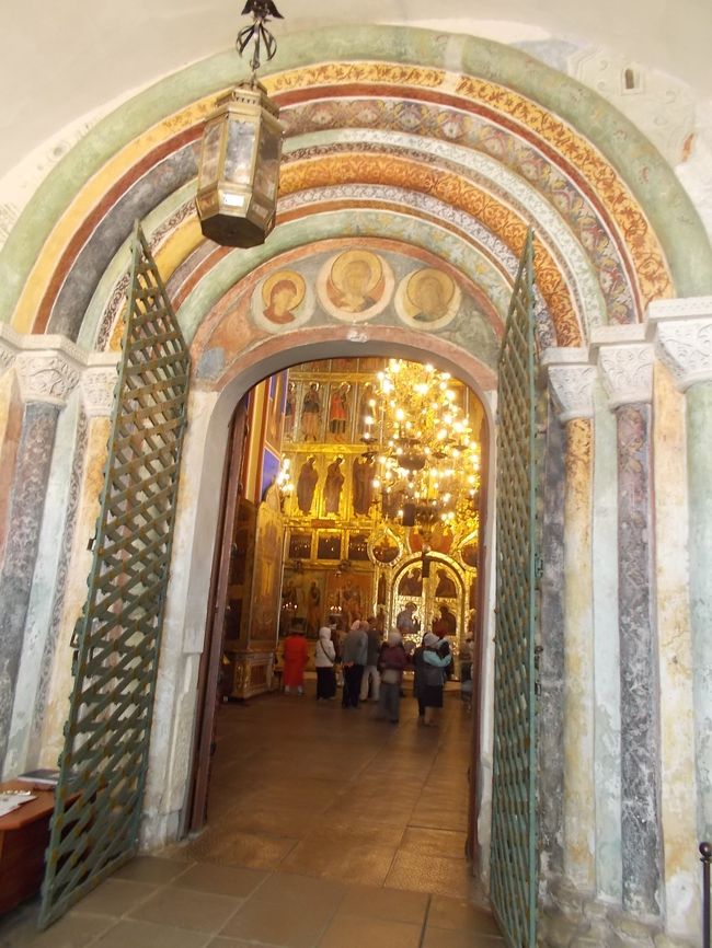 此処が　「何・・・って　名前！の　教会か　？」って　解りません。<br /><br />「ロシア正教」の　雰囲気・・・を　お楽しみ！ください。<br />とにかく、　派手派手！な　内装・・・が　楽しい。<br />地味！って　コト・・・は　ありませんね～。　（笑）　