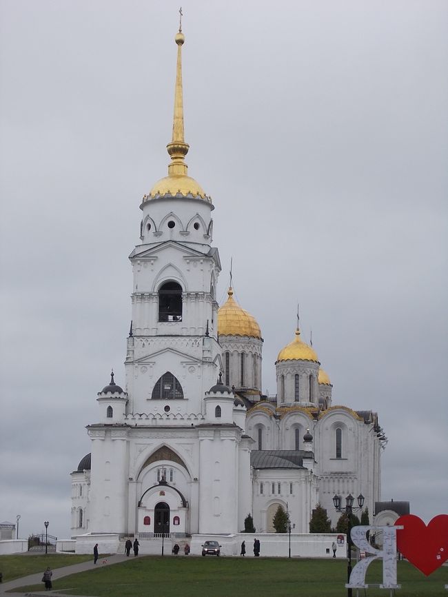 『　黄金の環　』　で　訪問する！　３箇所目・・・は　『　ウラジミール　』。<br />『　スズダリ　』　から　約　３０ｋｍ。と　近い。<br />ーーーーーーーーーーーーーーーーーー<br />この　教会！こそ・・・が　<br />１４世紀初頭まで、　「ロシア　国内・・・で　最高峰！の　教会」として<br />君臨してた　『　ウスベンスキー　大聖堂　』です。　（　１２世紀の　建築　）<br /><br />そう～、　モスクワ　『　クレムリン　』　の　中・・・で<br />最も、　格式ある　『　ウスベンスキー　大聖堂　』　は、<br />「歴代！皇帝達の　戴冠式　＆　ご葬儀・・・を　行ってきた　教会」ですよね。<br /><br />ソチラ！も、<br />ーーー　こちら！を　手本・・・と　している。ほど・・・。