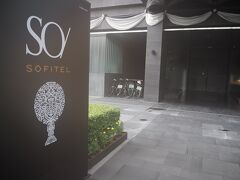 空港からタクシーで滞在予定のホテルまで。
約30分で到着。
タクシー代330THB。
高速代75THB。