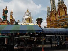 色々なお寺を経由したのち
ワットクンチャンというお寺に到着しました。

多分ワットパクナムはこの辺りなんだけど。
でも、派手で奇抜すぎてこのお寺テンション上がります。