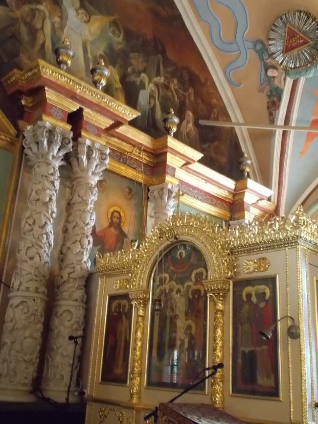 教会の　端っこ！には　<br />小さな　「イコノスタ　（　聖障壁　）」。　