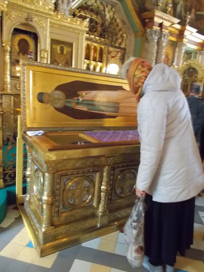 「聖人の　棺」を　お参り！する・・・　おばあちゃん。<br /><br />「ロシア正教　寺院群！に　立ち入る・・・女性」は、　<br />私達・・・　外国人・観光客も　<br />「スカーフ。　帽子など」で　頭を　隠して、「教会巡り」を　しています。