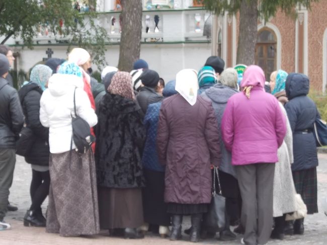 こうゆう、　街中・・・に　当たり前！に　存在する　「スカーフ　おばちゃん」。を　見ている。と<br /><br />「トルコ。　中央アジア・チック・・・な　土着な　『　スラブ民族　』　の　ムード」で、　<br />「ちょっと　貧しさ」を　感じる　「ロシア国」なのです。　（苦笑）<br />