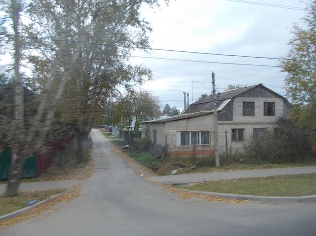 で・・・。<br />「ロシアの　人々」って　どんな・・・　おウチ！に　住んでいるんだろう　？」<br />の　「素朴！な　疑問」を　抱きつつ、<br /><br />「田舎の　スーパー！の　ショッピング・タイム」に　散策してみました。（笑）<br /><br />自動車の　走る　「メイン・ストリート」を　外れる。と<br />いきなり、「泥だらけ！に　なりそう・・・な　悪路」も　いっぱい。