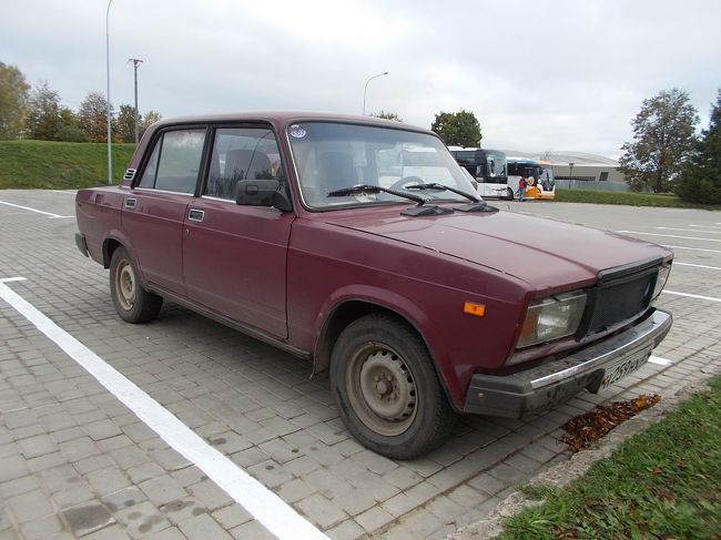 欧州車。　日本車。そして、韓国製。が　メインの　「ロシア」。<br />数は、　少ない・・・もの。の<br />「旧　ソ連・時代・・・の　車」も　けっこう、　田舎では　走っている。<br /><br />「クラシカルな　装飾美！の　古民家」の　カー・ポート・・・には、<br />こ～んな　「古びた・・・　ロシア製　マイ・カー」が　多かったりする。