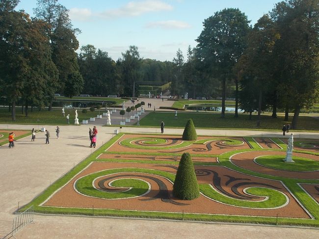 いかにも・・・「西洋の　お城！らしい～」<br />「幾何学模様・・・の　庭」が　見える。