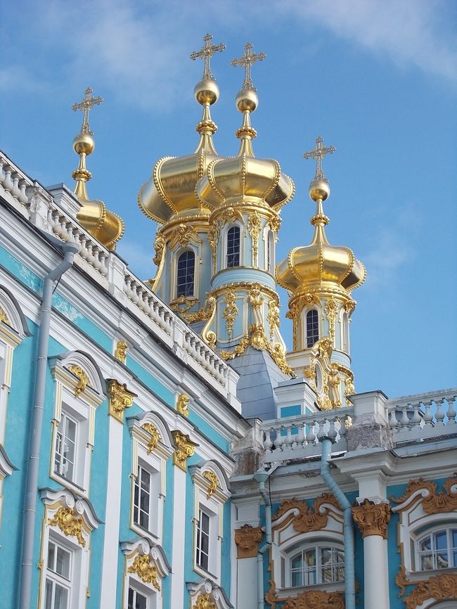 皇族の　礼拝所・・・の　上。には、<br />ひと際・・・　きらびやか！な　「黄金の　ドーム」が　輝く。