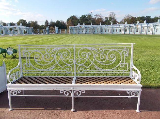 ロマノフ王朝・・・の　夏宮　『　エカテリーナ宮殿　』　は、　ココ！まで。。。<br /><br />全体的に　「宮殿内部・・・は、　<br />冬宮　『　エルミタージュ　美術館　』　の　内装。の　方が<br />「はるか・・・に　素晴らしいデスネ」。<br />ホント、　「世界で　一番！　華やかさ。が　ある・・・　宮殿」と　感じました。<br /><br />でも、　コチラ！には、　「広大！な　庭園」が　あり、<br />「燦々と　照りつける・・・　この日だけ！の　太陽」が　有り難かった～っ。　（笑）