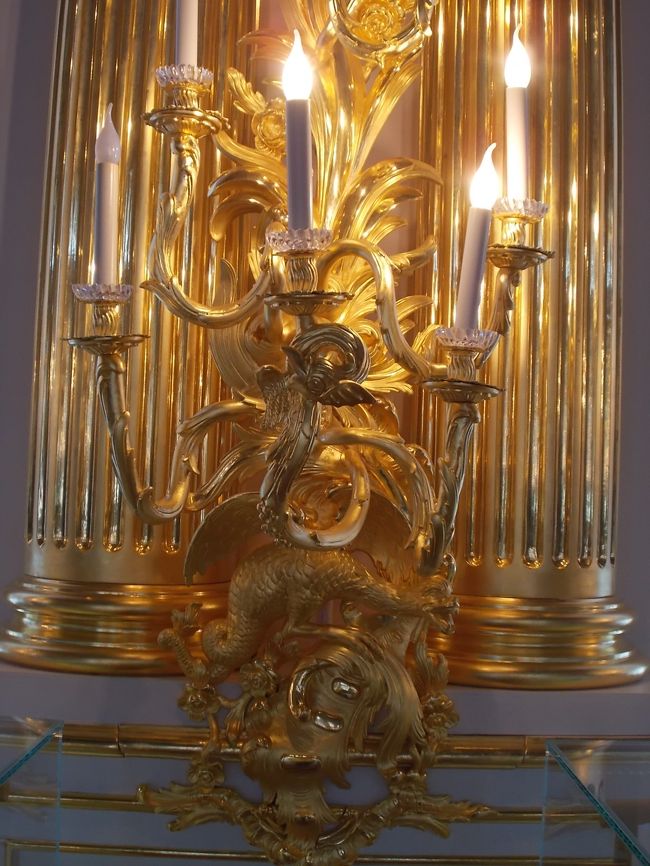 大宮殿・・・には、　「やっぱり！　金色」が　お似合い。