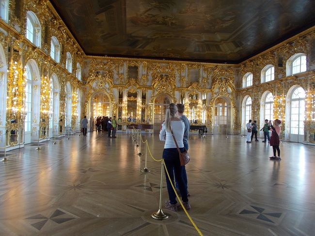 大広間　『　玉座の　間　』　は、　広さ！　１、０００平米。<br />長さ　４７ｍ。　幅　１７ｍ・・・で　「テニス・コート　３面分」あるんだそう。