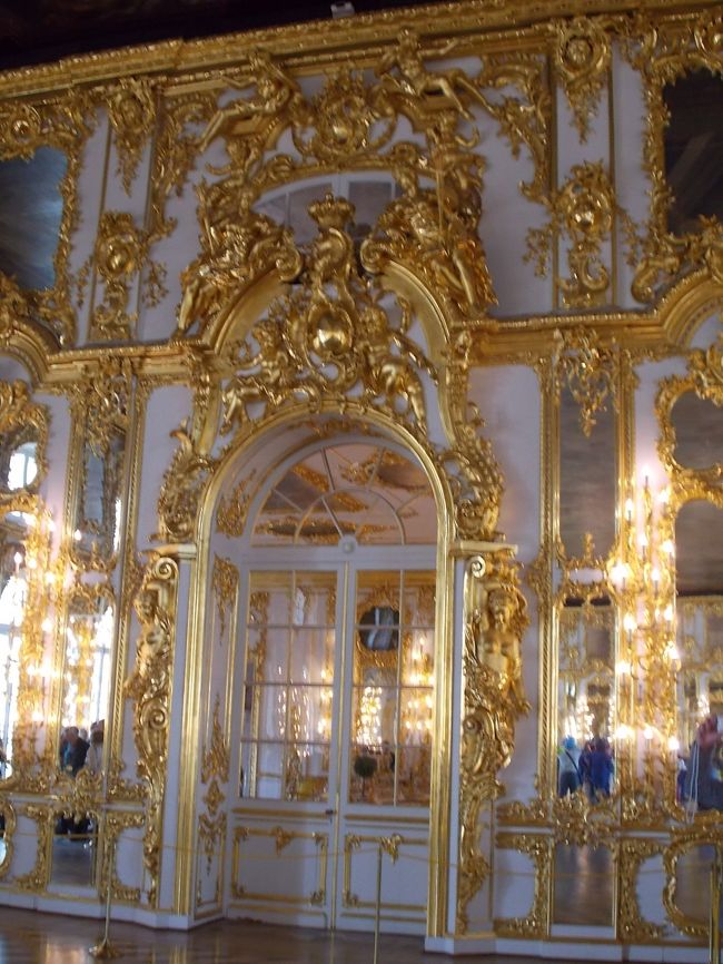 大きな　窓！から　差し込む・・・光が<br />「金色の　彫刻。　鏡。　磨かれた・・・　床」と　あらゆる角度で　反射して<br />「眩さ！を　一層・・・　引き立てている」。