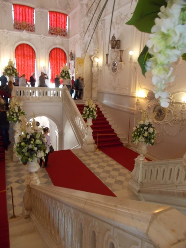 「白！　一色・・・の　大階段」には<br />「真っ赤！な　カーテン。そして　絨毯」で　鮮やか！に。。。