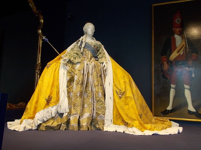 「エカテリーナ　２世」の　着用した・・・　ドレス。<br />この　大きさ。　いやぁ～、　「ドレスの　面積」って　珍しい～。<br />もう、「重たくて、　動けない！でしょうね～。　多分・・・」<br /><br />こりゃ～、「四畳半・・・の　部屋」じゃ～、　ぶつかっちゃって、<br />収まらないだろうなぁ～　？」<br />な～んて、　庶民！は　考えながら・・・　拝見。　（笑）