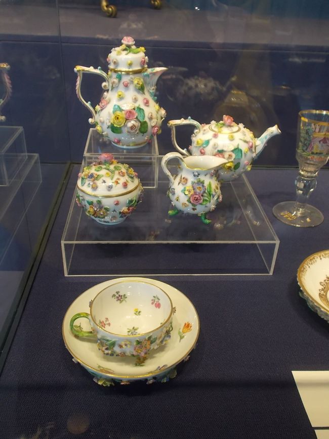 可愛い～！　花模様・・・の　ティー・セット。<br />「乙女心」を　くすぐります。　