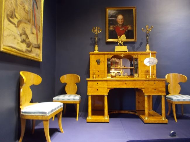 白木の　家具類！で　統一・・・した　お部屋。<br />近づく・・・と、　その　繊細な　造り！が　解ります。