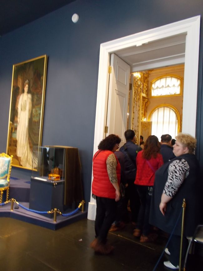 いよいよ・・・　「琥珀の間」に　入場します。<br />団体ごと！に　「黄色い！　琥珀の間」に　入ります。<br /><br />モチロン、　沢山の　グループ！が　待機中。<br />ーーーーーーーーーーーーーー<br />中には　４～５分間・・・は、　いたでしょうか　？<br />「ツアー・メンバー　約　３０人」で　埋め尽くされた　「琥珀の間」は<br />意外・・・と　狹い　？<br /><br />もう、　人・・・だらけ。で　目の前！しか・・・　見えません。<br />「いやぁ～、　目の前！の　「琥珀の　モザイク風！装飾美だけ。の　見事さ」に　ついつい、　見入ってしまう。<br /><br />この　復元作業！に　圧倒される・・・ばかり。<br />「他・・・を　見渡す！って　時間」は　ありませんっ。。。　（涙）