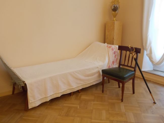 「ピョートル大帝」は、　質素！な　人間・・・で<br />この　簡易ベッド！を　愛用していたんだそう。<br />「ベッド。　椅子。　杖・・・と　装飾美！は　無いっ」。<br /><br />そこ！の　お話・・・は、　しっかり、聞こえてた。　（笑）<br />ーーーーーーーーーーーーーー<br />お姫様！には　「お洒落・・・は　付きもの」<br />だから、　華やか！に　派手・・・に　なる。って　しょうがない　？<br /><br />でも、「お坊ちゃま！育ち。の　皇帝」って　意外・・・と　質素な　方。<br />居るンデスヨネ～。<br /><br />オーストリア・ウィーン・・・の　「ハプスブルク帝国」の<br />絶世の美女　『　エリザベート　（シシィ）　』　の　夫。<br />オーストリア＝ハンガリー帝国の　皇帝（兼国王）「フランツ・ヨーゼフ」も　<br />「とっても、質素好き！だった」と　聞いている。<br /><br />「いろいろ、　入手出来る・・・　環境」だと、<br />反対に　「欲しい」って　思わなく・・・なる」って　コト！なんでしょうね。