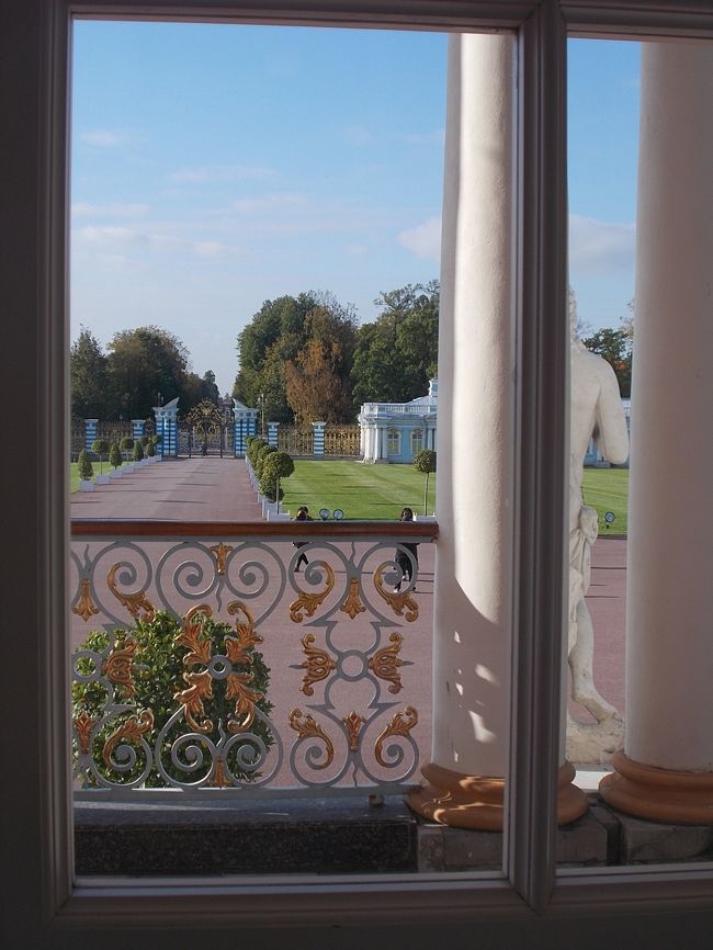 窓・・・の　外！には　「広大！な　庭園」が　広がり。