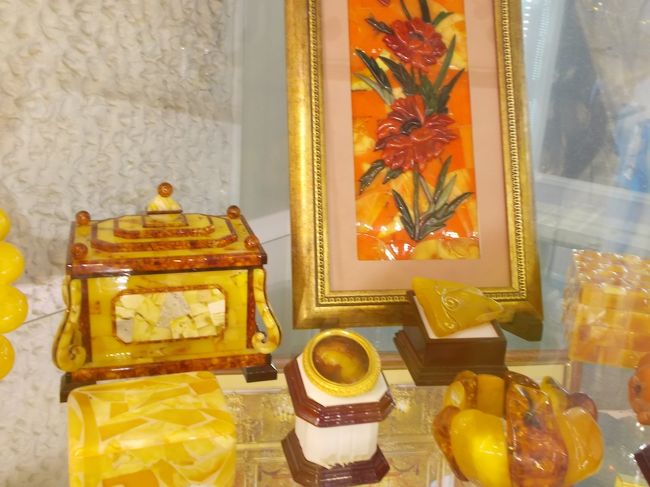 １９８０年代に　入って、　少ない！　写真資料・・・を　元に　<br />「琥珀の間」の　復元作業が　始まった。<br /><br />そして、「２００３年・・・の　サンクトペテルブルク　建都！　３００年」を　記念して<br />２００３年・・・　「琥珀の間」の　修復作業が　完了。<br />ーーーーーーーーーーーーーーーー<br />復元された・・・「琥珀の間」の　完成。は、　<br />「より一層・・・、　世界中から　押し寄せる！　観光客」を　呼び、<br /><br />観光シーズンには、　団体を　最優先する。ので、　<br />「個人客は、　見られない」な～んてこと・・・も　あるんだそう。<br />だから、　「個人客は　現地！の　ツアーに　参加する」など、　対策も　必要」とか～。　