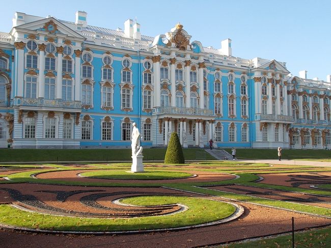 「幾何学模様・・・の　西洋風！　庭園」の　向こう。には、<br />「一面！の　壁。の　長さ　３００ｍ」の　『　エカテリーナ宮殿　』。