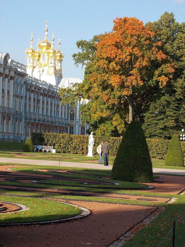 ピョートル大帝・・・の　娘。の　女帝　「エリザヴェータ」は、　<br />とっても、お洒落！で　ハイ・センスな　人。<br /><br />『　エカテリーナ宮殿　』　と　共に、<br />「冬の宮　『　エルミタージュ　美術館　』　を　造った」のも　彼女。<br /><br />「夏　＆　冬・・・の　宮殿」は、　女帝　「エリザヴェータ」が　造り、<br />より、　磨き！を　掛けた・・・　のが、　<br />「ロシア史上・・・　最高の　女帝　「エカテリーナ　２世」なのです。