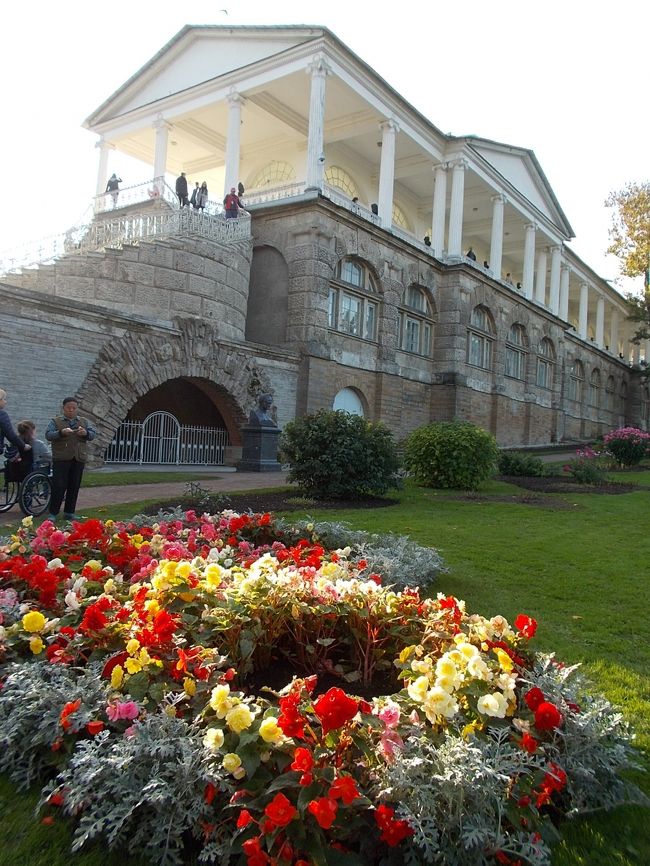 ２階には、　「瑪瑙（めのう）　の間」（宝石の　めのう・・・だけ。で　作った　部屋）　<br />大理石の　部屋・・・など、　<br />６部屋が　あり、此処で　晩年を　過ごした　「エカテリーナ　２世」。<br /><br />「列柱が　並ぶ！　屋根付き・回廊」は、　<br />「エカテリーナ　２世」の　「想い！を　巡らすため・・・の　散歩道」に　作られたんだそう。