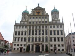 ドイツの他の都市の市庁舎と異なり、正面はどこか平面的でイスラムのモスクのよう