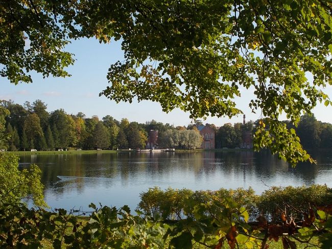 ９日間の　「ロシア旅行」・・・でも、<br />この日だけ！は　「晴れ」と　なりました。<br /><br />サンクトペテルブルクは、　「好天・・・に　なるコト」って　とっても、少ない。<br />ーーーーーーーーーーーーーーーーー<br />１７２４年、　ピョートル大帝・・・の　娘。　<br />女帝　「エリザヴェータ」が　母親　「エカテリーナ　１世」の　ため。に　作った　離宮。<br />だから　『　エカテリーナ宮殿　』。　