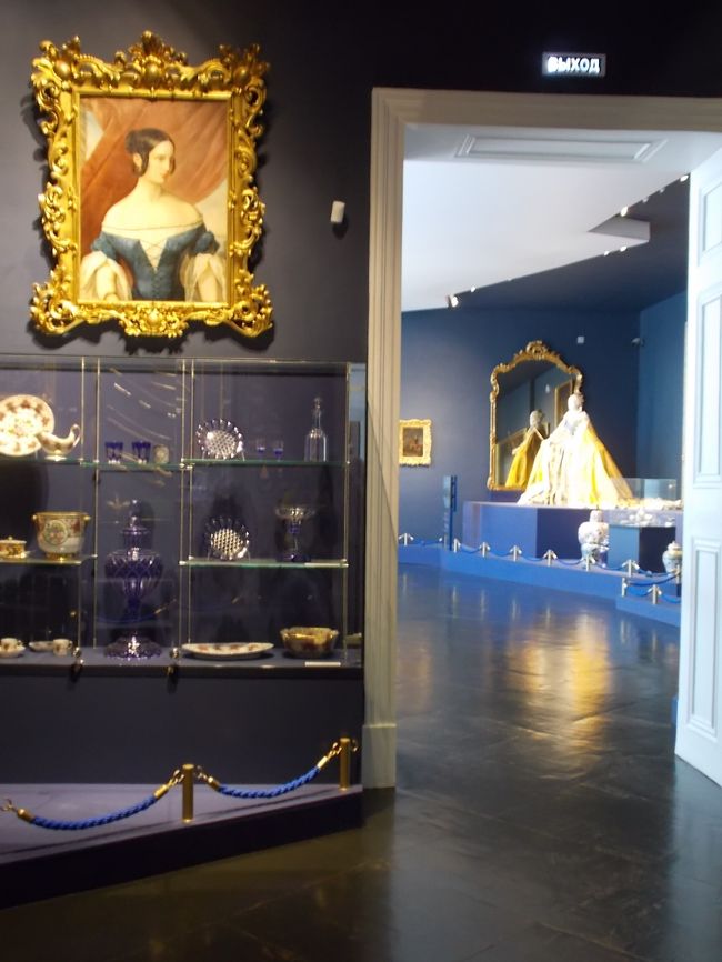 「紺色・・・の　壁」の　部屋」が　続きます。<br /><br />コチラ！は　「衣装。　暮らしぶり！が　垣間見える・・・品々」が　並んで<br />とても、面白かったデスヨ。