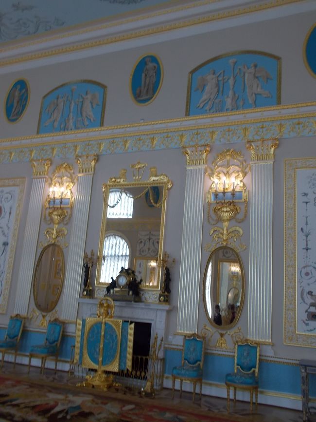 「琥珀の間」だけ・・・は、　撮影禁止。<br /><br />壁　一面が　宝石の　「琥珀」の　パネル。と　金・装飾・・・で　統一されている。<br /><br />「見たコト！も　ない・・・　世界」が　目の前！に　現れる　<br />「不思議・・・な　宝石・小部屋」。