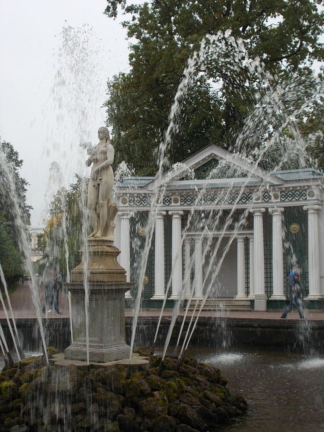 大小・・・　取り混ぜて、　工夫を　凝らした<br />『　ピョートル大帝　夏の宮殿　（ペテルゴフ）　』　の　噴水巡り！が　続きます。<br />