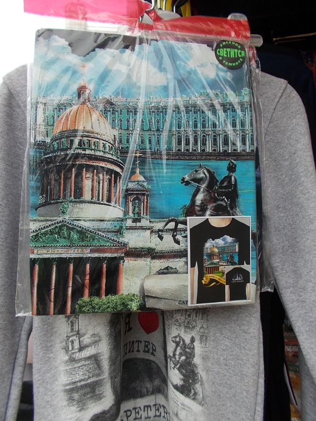 三つ目・・・で　ご紹介する！のは、<br />サンクトペテルブルクから　南西へ・・・　３０ｋｍ。<br /><br />『　ペテルゴフ　』　と　呼ばれている<br />『　ピョートル大帝　夏の宮殿　』　デス。<br /><br />「５月　～　１０月上旬」が　噴水シーズン。<br />私達は、「噴水・・・の　庭園巡り」を　楽しみ、　宮殿の中には、　入りません。<br />