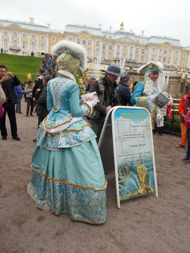 こちら！の　ドレス姿・・・の　「綺麗な　お姫様」に<br />「ニーハオ」って　言われる・・・始末。<br /><br />「派手！な　ファッション」は、　中国人・・・の。　<br />私・・・の　特權　？<br />だから、　中国人！に　見えたンでしょうね～。　（苦笑）