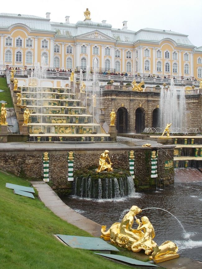 「ロシア」の　観光ポイント・・・の　数々。は、<br />ーーー　『　ヨーロッパに　追いつきたい。　負けられない　』　の　野心！が　作った<br />「壮麗　＆　偉大・・・な　ロマノフ王朝・文化」が　見所。<br /><br />ーーー　だから、「世界一！の　華やかさ。　派手さ」も　いっぱい。<br />とにかく、　『　もの凄いモノ！が　見られる・・・　ロシア国　』　って　<br />感想・・・の　私。