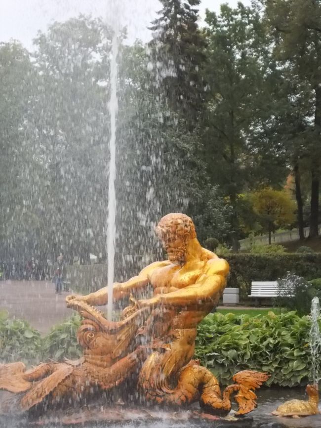 だから、「ロシア国」で　出会う・・・　中国人・ご一行様」って<br />「日本を　訪問してくれる！　中国人・旅行者」より<br /><br />「庶民派！が　多い・・・のかなぁ～。　友好国・・・の　お付き合い！で　来やすいの　？」<br />って　思って・・・　見ていたンですよね～。　<br /><br />それとも、「中国　１３億人！に　海外旅行が　浸透している」って　コト？？？