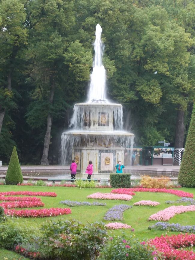 『　エカテリーナ宮殿　』　と　同じく、<br />第二次世界大戦・・・の　ドイツ軍に　破壊された　『　ペテルゴフ　』。<br /><br />修復された・・・　現在は、　「世界遺産」と　なり、<br />ますます、　観光客が　集中している。