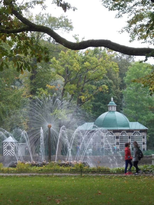 「趣向を　凝らした・・・　大小！の　噴水」が　楽しいデスネ。