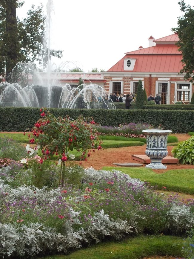 赤い！　屋根・・・の　『　モンブレジール　宮殿　』　から。は、<br />バルト海！が　見渡せる。<br /><br />「ピョートル大帝」は、　「壮麗！な　大宮殿」より<br />コチラ！で　過ごす。　暮らすこと・・・を　好んだ。