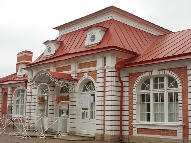 小さな　『　モンブレジール　宮殿　』　は、<br />「ピョートル大帝」が　最も・・・愛した！　宮殿。<br /><br />皇后（奥様）の　「エカテリーナ　１世」が　<br />「大帝の　ため・・・に、　手料理を　ふるまいたい」と　キッチンを　備えているそう。<br />ーーーーーーーーーーーーーーーー<br />あの　「エカテリーナ宮殿」を　娘　女帝「エリザヴェータ」が　<br />母親　「エカテリーナ　１世」の　ため、　建築した。のですが、<br /><br />実は、<br />「ピョートル大帝」の　奥様。の　「エカテリーナ　１世」・・・。<br />農家出身者。　スェーデン人・軍員・・・の　妻。となり、死別。<br /><br />その後、「ロシア貴族・宅。に　使用人　（または、妾）で　入り込んで、<br />何とな～く　「貴族社会！　それ！も　ロマノフ王朝・・・との　触れ合い！の　チャンス」を　つかんでしまい、<br />国王　「ピョートル大帝」が　とっても、「エカテリーナ１世」を　気に入り、　「皇后」に　したんだそう。<br /><br />「庶民！の　農家・出身者。　国王一家！に　後妻・・・ながら、　入れてしまう　＆　もしかしたら、　貴族の　お妾さん・・・だったの　？」<br /><br />その・・・「恐るべき！　過去・・・の　経歴。ながら。の　大・大出世話。」も実に、　おもしろい！デスヨネ～。<br />『　超・超～～　玉の輿・・・の　シンデレラ　』ですが、　<br />ーーーーーーーーーーーーーーー<br />この時代では、珍しい～　「一家！の　こじんまりした・・・キッチンを　宮殿内に　作ったりして、　<br />これ！は、　庶民。　農家出身・・・ならでは。の　行い　？」とも　感じました。<br /><br />「貴族の　家柄！から　嫁ぐ・・・お姫様」には、　<br />自分で　料理を　作ること・・・な～んて、　想い浮かばない！　<br />「台所」って　感じ　？？？　（笑）<br /><br />でも、「ピョートル大帝」は、　そんな・・・「家庭的な　日常生活！の　安らぎ」が　あったんでしょうね～。<br />当時では、　とても、珍しい！　「宮殿内！に　台所・・・の　設置」。