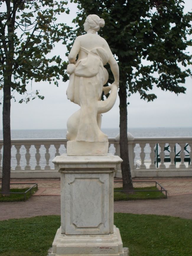 バルト海・フィンランド湾・・・の　大海！が　見渡せる　<br />『　ペテルゴフ　（　ピョートル大帝　夏の宮殿　）』。<br /><br />ヨーロッパ諸国・・・を　旅して、「遅れた！　ロシア国」を　痛感した　ピョートル大帝。<br />「欧州の　進んだ！文化社会。に<br />追いつけ。　追い越せ・・・の　気持ち」で　国づくり！に　取り組む。