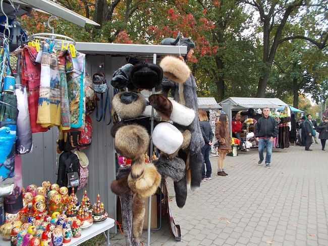 最近は、「軽くて、暖かい・・・　ユニクロみたい。な　化学繊維・素材」の　<br />防寒コート！も　多く<br />「毛皮！の　コート　＆　帽子」って　見掛けなくなったそう～。<br /><br />『　ユニクロ　』　も、　モスクワ・・・に　ある。けど、<br />輸入品！なので、「日本の　３倍位」で　高級品・・・なんだとか～。