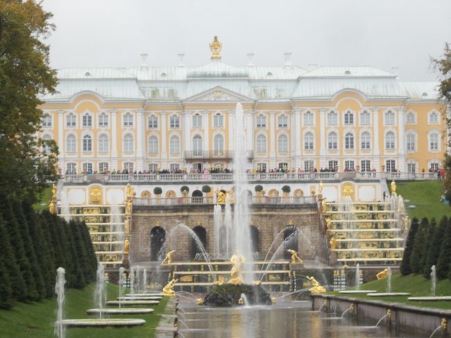 「北方戦争」に　勝利して　名実共に、「大国！　ロシア」と　なり、<br /><br />「ピョートル大帝」が　「ロシアの　偉大さ」を　見せつける・・・べく。<br />野心的！に　作った・・・のが、<br />この　『　庭園を　噴水！で　飾る　大宮殿　』。<br /><br />「１５０・・・の　噴水　＆　４箇所！の　滝」で　彩る<br />見たコト！も　ない・・・　豪華な　庭園。