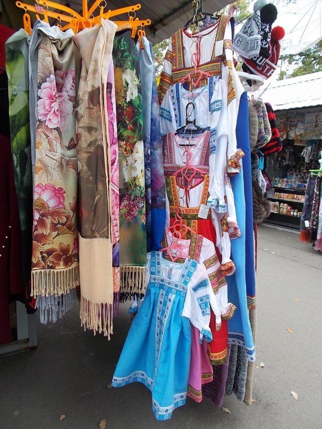 フォークロア調・・・の　子供服。など、<br />その　「お国！の　民族服」って、　ご当地・・・では、　良くても、<br /><br />日本に　お持ち帰り！してしまう・・・　と<br />「タンスの　肥やし　？」　（苦笑）