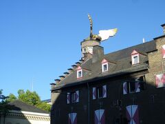 翌朝です。今回ホテルの朝食はついていないプランなので、昨夜にケルン中央駅ナカのパン屋で買ったサンドイッチで朝食を済ませました。

さて朝イチでヴァルラーフリヒャルツ美術館へ行くつもりだったのですが、思いっきり方向を間違えて市立博物館へ着いてしまいました。
……しかしこの、市立博物館の屋根に載っている翼の生えた自動車は一体！？