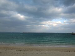 翌朝、朝食前に少しだけお散歩。ホテルの前にパイナガマビーチがあります。お天気予報は曇り、しかし風が強い。こんな近いのに、こんなに青さ。晴れの日はきっと違う表情なのかな？