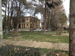 さらに南下し、チャハール・バーゲ・アッバースィー通りへ。通り沿いにあるシャヒード・ラジャーイー公園。かなり大きな敷地だ。
ここにはハシュト・ベヘシュト宮殿がある。ここも入場料200000リアルほどかかるためパス。